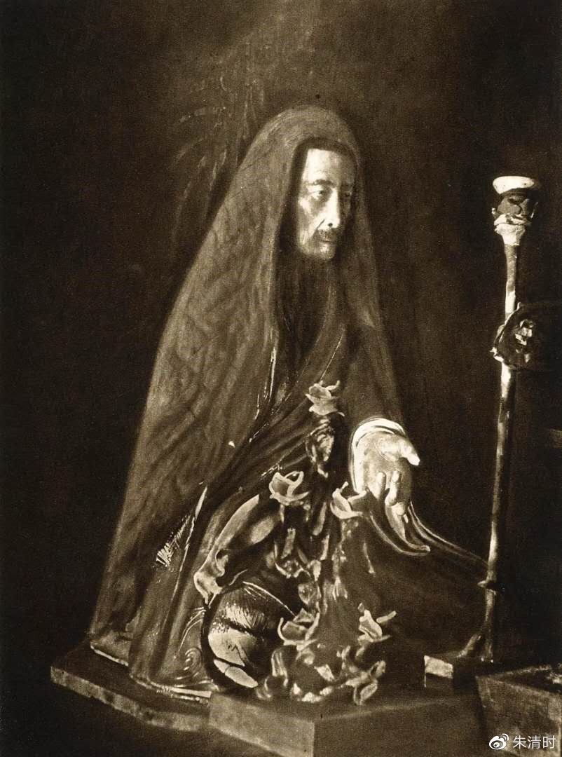 图6 恩斯特·柏石曼1909年摄峨眉山金顶肉身像。