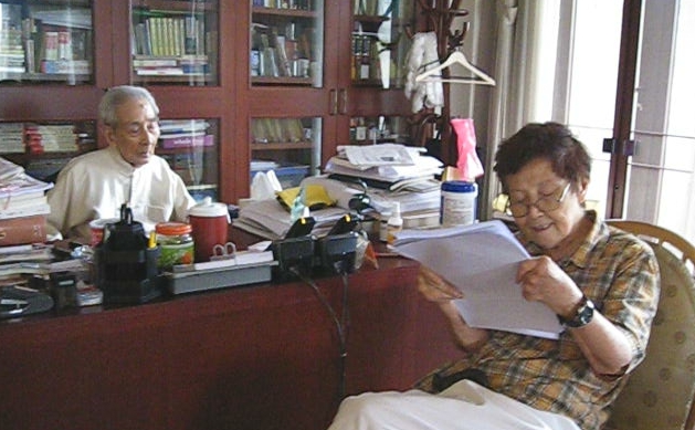 2011年7月30日，刘雨虹先生读编辑稿给南老师听改的珍贵影像